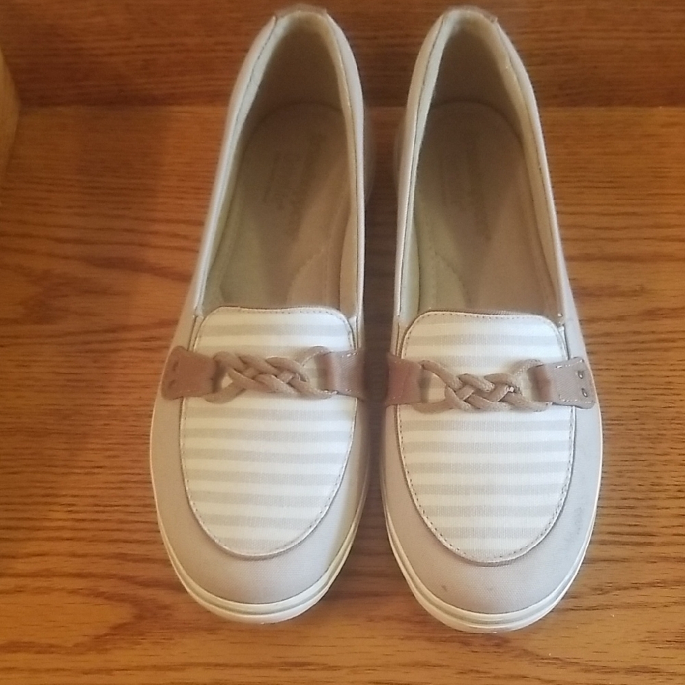 Grasshoppers Beige and White Striped Loafers